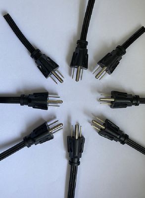 Ev Aletleri Fişi İçin Kullanılan C Tipi Beyaz 55 Tonluk Enjeksiyon Makinesi