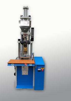 15 tonluk küçük dikey plastik enjeksiyon kalıplama makinesi USB şarj kablosu için USB-A fişi