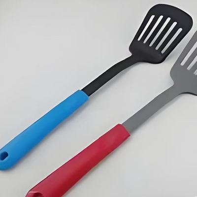 Mutfak eşyaları yapmak için 120 tonluk iki renkli dikey enjeksiyon kalıplama makinesi