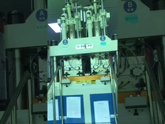 İki Renkli Oyuncak Kabuğu İçin Kullanılan Dikey Çift Renkli Enjeksiyon Makinesi 120Ton